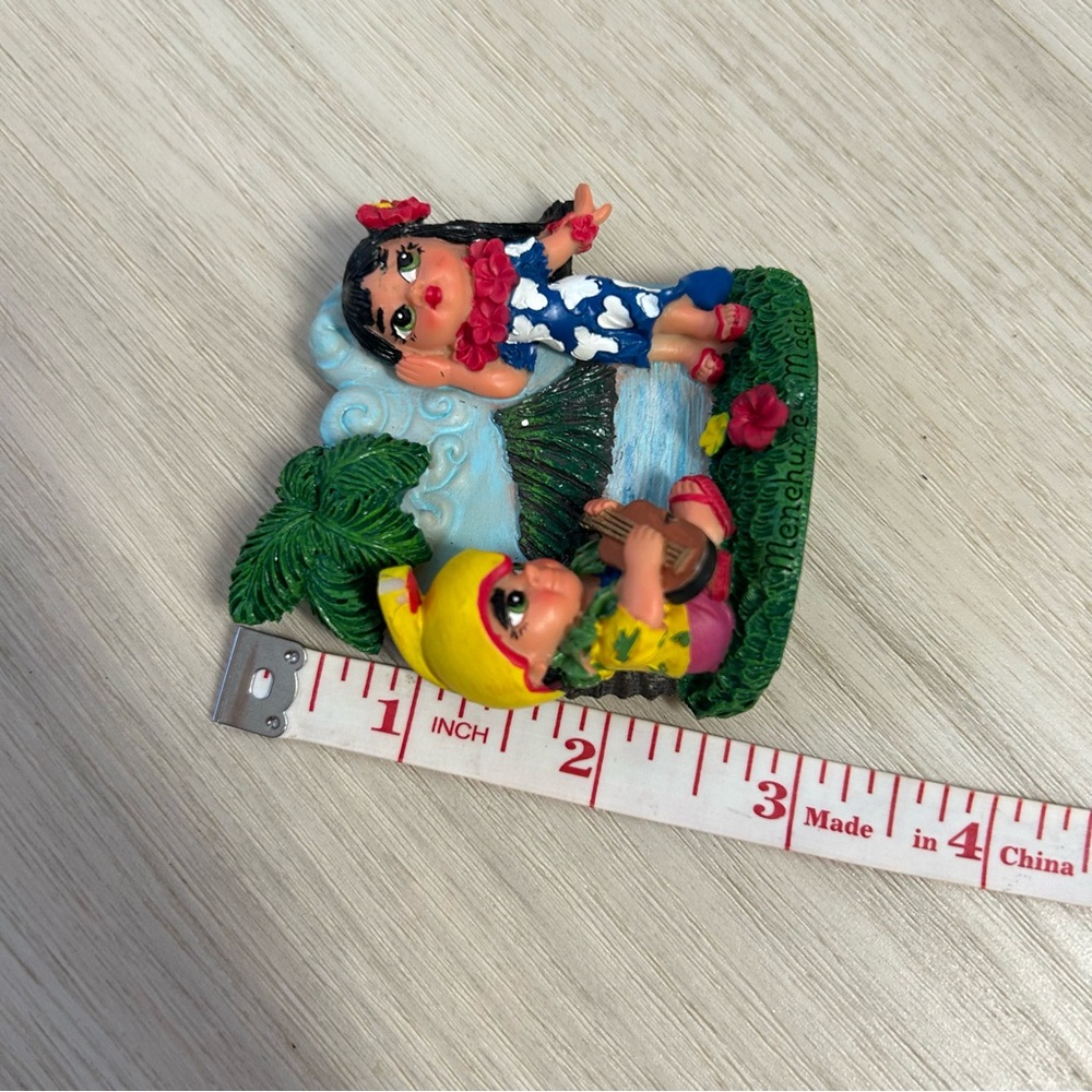 Hawaii Souveneir Menehune Ukulele Magnet - Picture 4 of 6